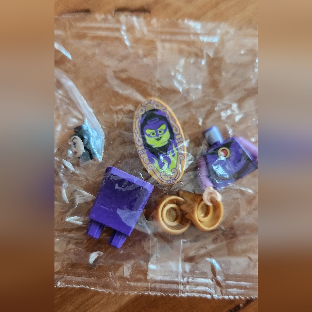 Disney Lego THE QUEEN Mini Fig